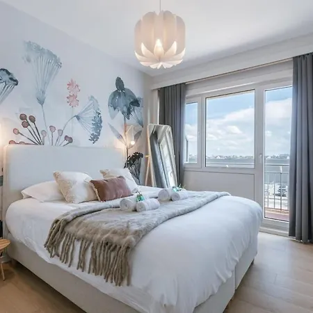 Huswell - Bright Seaview In Apartment